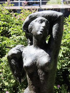 902304 Afbeelding van het bovenste deel van het bronzen beeldhouwwerk 'Ochtend' van de Utrechtse beeldhouwer Pieter ...